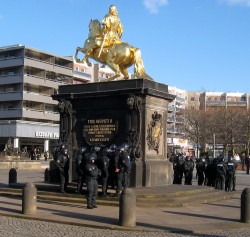 Der Goldene Reiter stand schon öfter im Demonstrations-Blickpunkt ... Foto: Archiv/Februar 2008