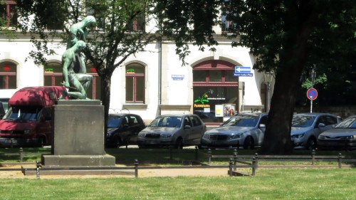 Auch rund um die Rückseite kann nur noch an den Außenseiten des Platzes geparkt werden.