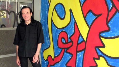 Richaâârd vor einem seiner Werke in einer Toreinfahrt auf der Prießnitzstraße. Es ist eines seiner jüngsten "Mauer-Werke" und entstand im April 2014