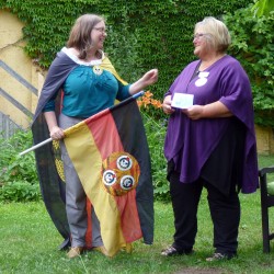 Friederike Beier übergibt eine der ersten BRN-Fahnen an Ulla Wacker von der Schwafelrunde