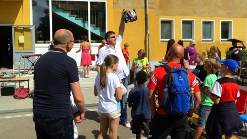 Der Fußballtrainer versteigerte wortgewaltig den Ball.