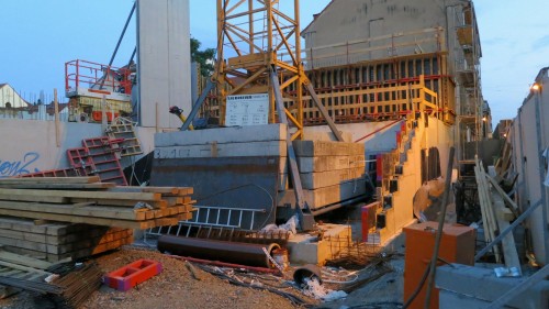 Das wird die Eingangstreppe zur Sporthalle.