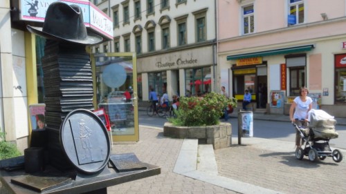 Denkmal mit Hut vor dem ehemaligen Café Kästner