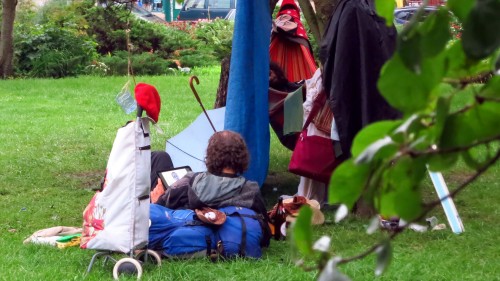 Heut ist ein schöner Tag, lass uns Fernsehn guckn im Park.