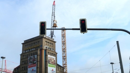 Mit den neuen Kränen beginnt der Hochbau.