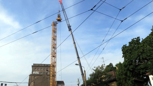 Die Kräne überragen das Haus deutlich, die Anbauten werden aber nicht so hoch.