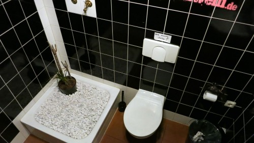 stylische Unisex-Toilette