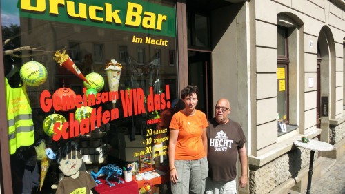 Suse und Emil vor ihrer DruckBar