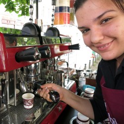 Polina "zapft" einen Espresso