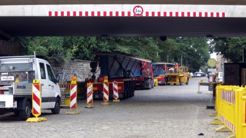 Brückenträger lagern derzeit auf der Conradstraße, hier wird der Pendelbus halten.