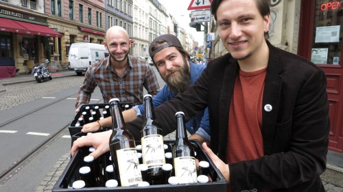 André, Dieter und Georg wollen Bier verschenken.