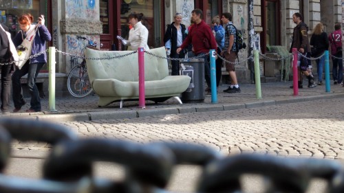 Im Mittelpunkt des Geschens: das Sofa