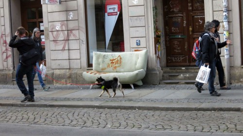 Nach dem Wochenende ist das Sofa weitergewandert und schmückt sich nun mit Graffiti. 