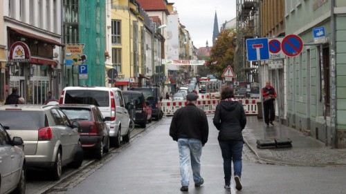 Die Alaunstraße vor der künftigen Turnhalle wird aufgegraben.