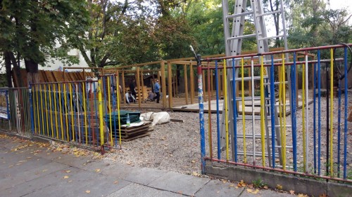 Seit heute wird sie aufgebaut: Die Winter-Hütt'n an der Louisenstraße