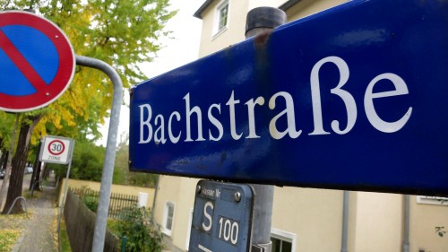 Die Bachstraße verbindet den Bischofsweg mit der Nordstraße.