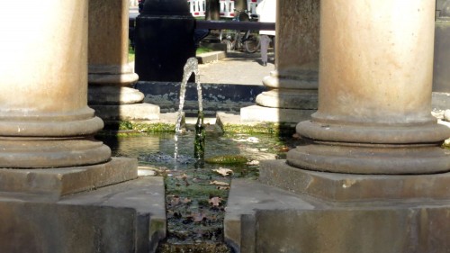 Mit satten Strahl sprudelt der Artesische Brunnen wieder.