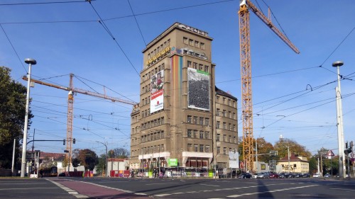 Dominiert den Platz, das Hochhaus