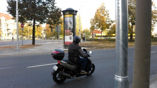 Die Ampelsäulen zwischen Albertstraße und Straßenbahnhaltestelle stehen schon.