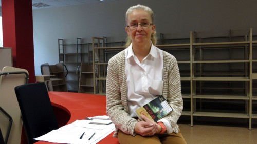 Bibo-Chefin Elisabeth Schäckel am neuen großen Empfang, hinter ihr werden bald Tausende Romane stehen.