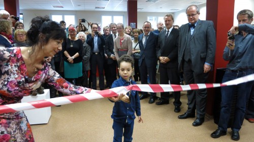 Punkt 11 Uhr eröffnete Theodor (5) die neue Bibliothek.