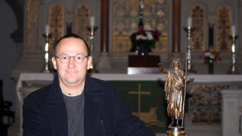 Pfarrer Eckehard Möller vor dem Altar