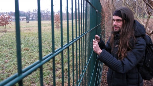 Kein Reinkommen - der Weg zum Russensportplatz scheint für den Lustgarten-Aktivisten Mirko Sennewald versperrt.