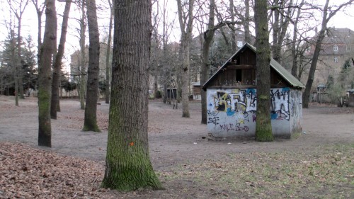 Hexenhaus im Schummerwald hinter den Rücken der Mietshäuser