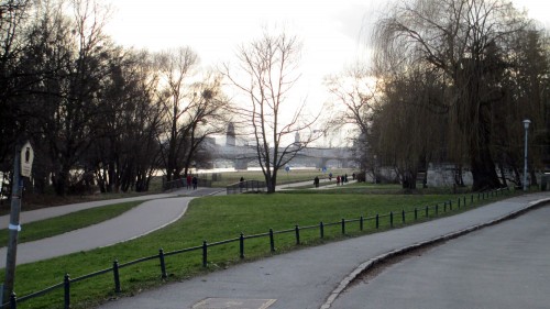 Im Februar 2015 ein harmolser Anblick: Elbe, Radweg und Weide an der Prießnitzmündung neben dem Diakonissenweg