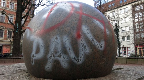 St.-Pauli-Schriftzug auf dem Brunnenstein am Martin-Luther-Platz