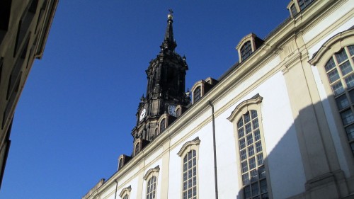 In der Dreikönisgkirche befindet sich das berühmte Steinrelief "Dresdner Totentanz" - es ist älter als die Kirche selbst (1534) und 12 Meter lang