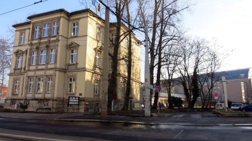 In dem Haus auf der Königsbrücker Straße 8 hat die Jugendgerichtshilfe ihren Sitz, das Gelände dahinter gehört der Stadt.