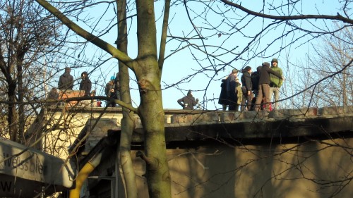 Einige Personen besetzten im hinteren Bereich der Häuser die Dächer.
