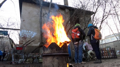 Vor der Räumung wärmen sich Aktivisten an einer Feuertonne.