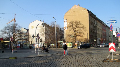 Die kahlen Fassaden der Wohnhäuser auf Hechtstraße und Rudolf-Leonhard versprühen noch immer Arbeiterviertelcharme.