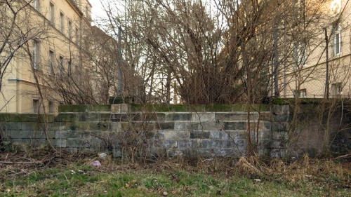 Die Mauer kommt noch weg - der Zugang zur Paulstrasse.