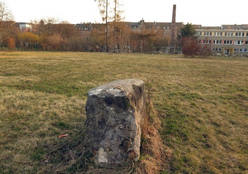 Ein großer und viele kleine Stolpersteine auf dem Platz.