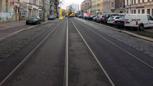 Dank Sperrung war die Straße heute Morgen wie leergefegt. Ganz am Ende kann man die Baufahrzeuge erkennen.