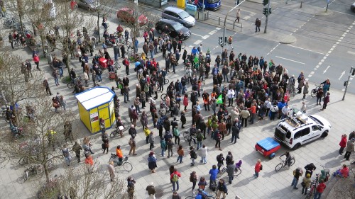 Etwas mehr als 100 Demontranten hatten sich um 15 Uhr am Albertplatz versammelt.