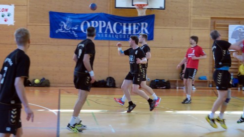 Handball ist ein körperbetontes Spiel. Aber trotz augenscheinlich besserer Fitness konnten die Freitaler in Dresden nix reißen.