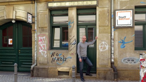 Ralf Knauthe vor der Stoffwechsel-Zentrale auf der Martin-Luther-Straße