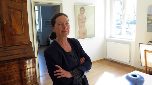 Sophia-Therese Schmidt-Kühl vor einem ihrer Lieblingswerke der aktuellen Ausstellung.
