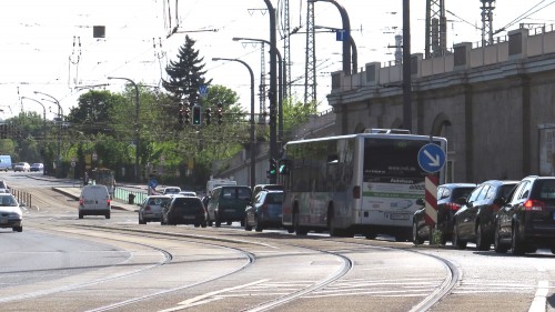 Wenn die S-Bahn nicht fährt, muss der Bus neben den Gleisen her. 