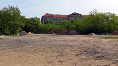 Das Gelände wird zur Zeit für die Ablagerung von Baumaterialien genutzt.