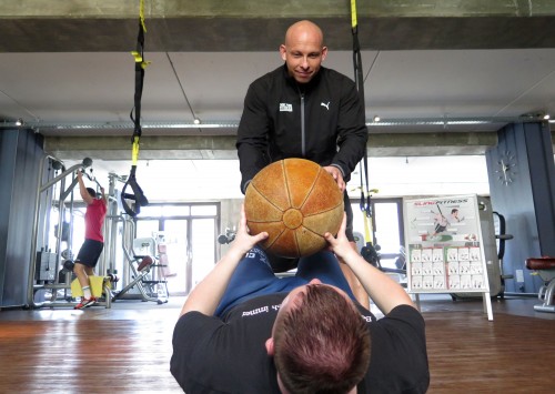 SitUps mit Medizinball - stärkt Bauch- und Rücken-Muskulatur.