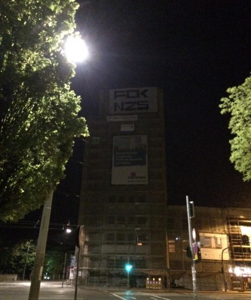 Hochhaus mit Banner am frühen Morgen.