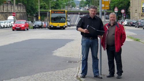 Holger Zastrow (FDP) und Franz-Josef Fischer (Freie Bürger) an der Stauffenbergallee. 
