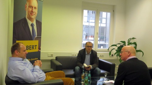 Dirk Hilbert in seinem Wahlkampfbüro im Gespräch mit Jan Frintert und Winfried Schenk.