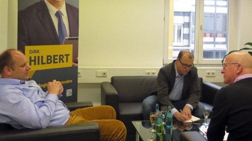 Dirk Hilbert in seinem Wahlkampfbüro im Gespräch mit Jan Frintert und Winfried Schenk.