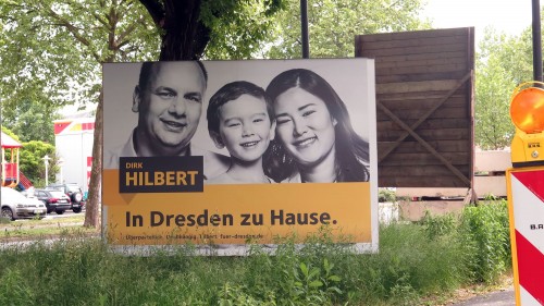 Wahlplakat mit Familie an der Hansastraße.